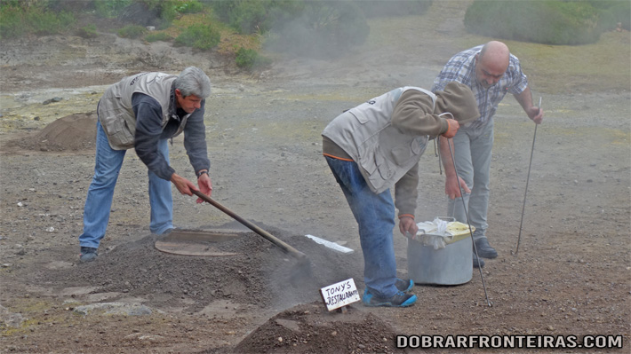O tão afamado cozido das Furnas a ser retirado da caldeira