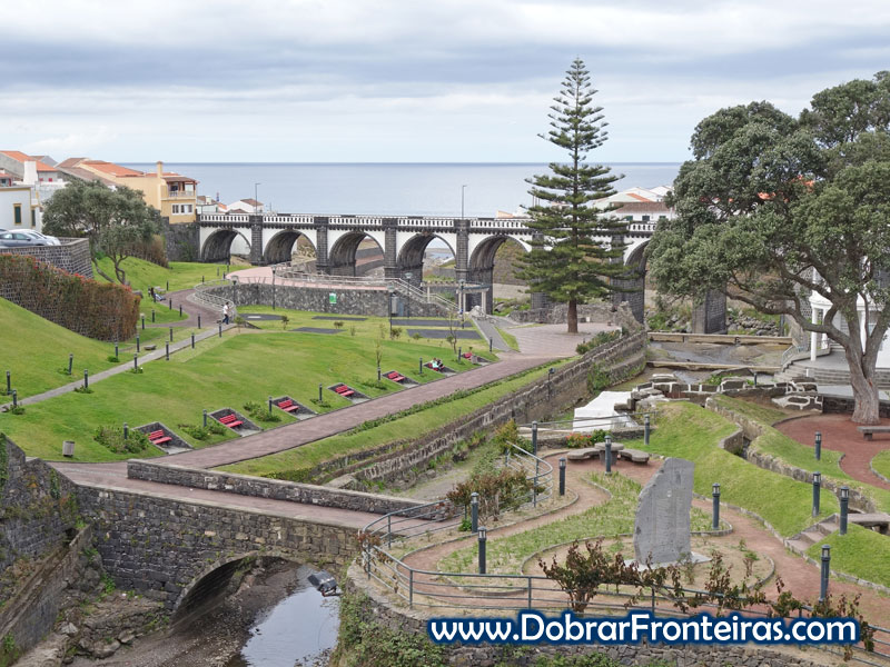 Jardim do Paraíso e ponte na Ribeira Grande, Ilha de São Miguel
