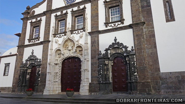 Fachada da igreja matriz de São Sebastião, em estilo Manuelino