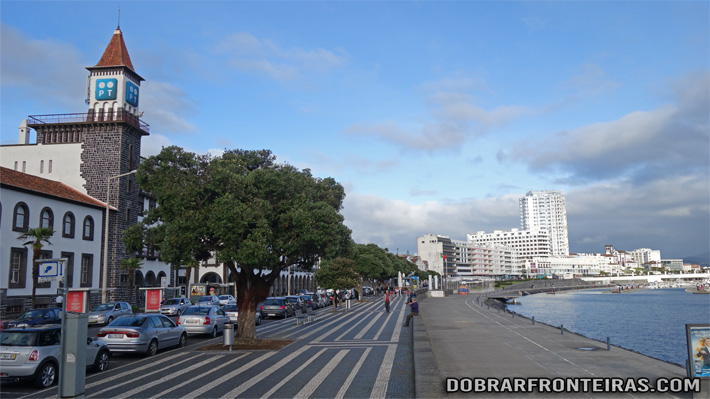 Marginal de Ponta Delgada num dia soalheiro de Dezembro