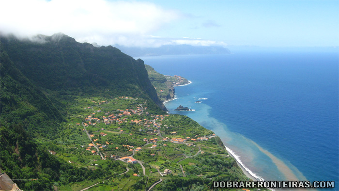 Vista da costa norte da Ilha da Madeira, do miradouro de Cabanas