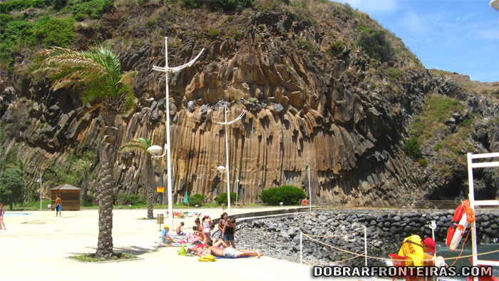 Formações rochosas na praia do Faial, Madeira
