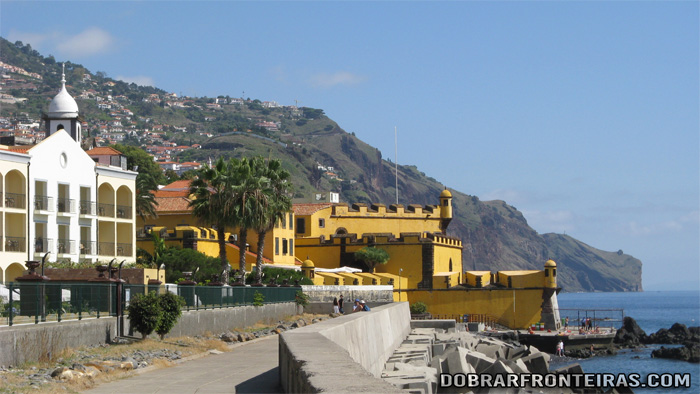 O amarelo forte de São Tiago no Funchal
