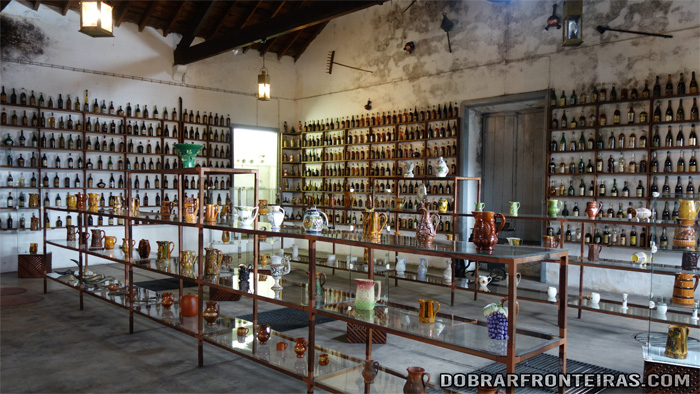 Garrafas e jarros para vinho no Museu do Vinho em Alcobaça