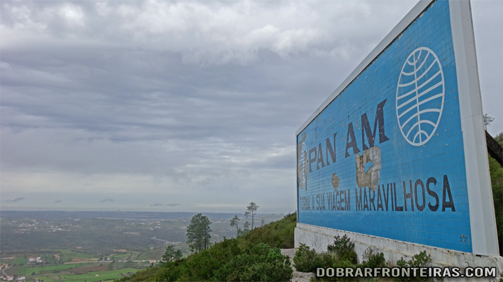 Painel publicitário em azulejo da PAN AM