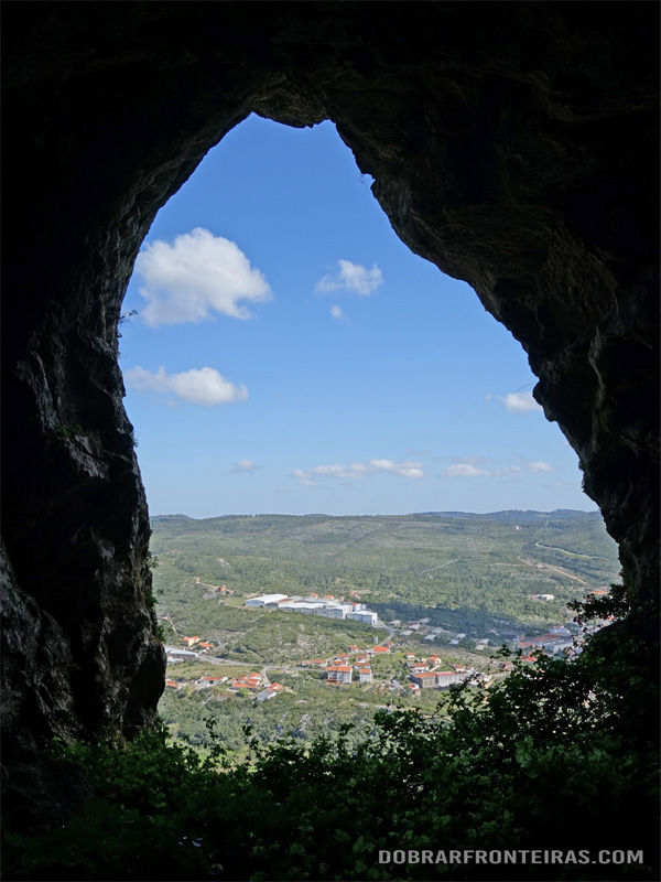 Vista do interior de uma das "Ventas do Diabo" na Mira de Aire