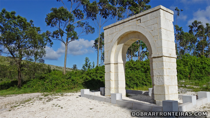 O Arco da Memória, na serra próximo do Arrimal