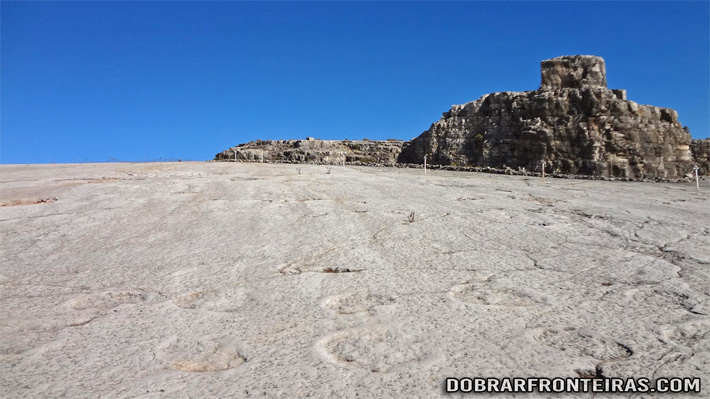 Pegadas da Dinossauro eternizadas na rocha