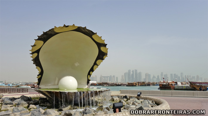 Pérola gigante na marginal de Doha, Qatar