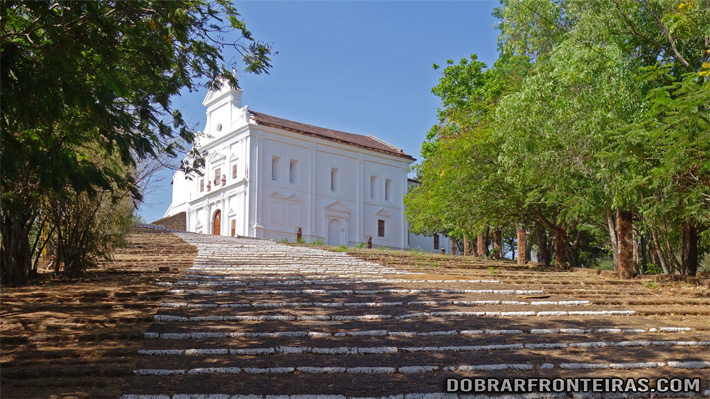 A escadaria final para a capela da Senhora do Monte em Goa