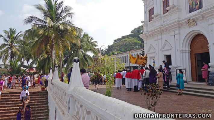 Procissão de domingo na igreja de Pangim, Goa