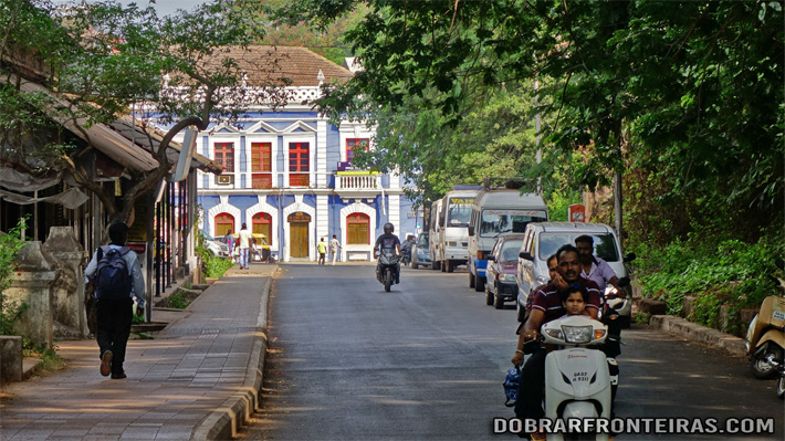 A calma de uma rua de Pangim em Goa