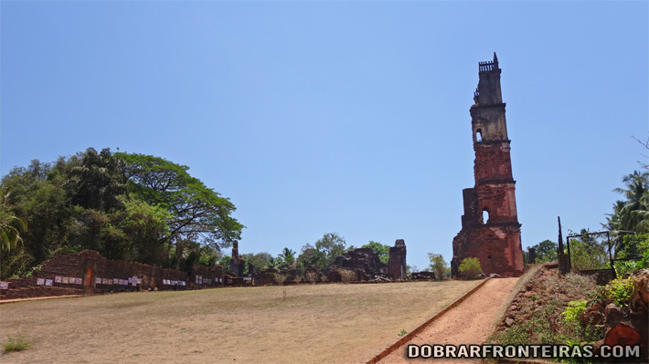 Ruína da torre da igreja de Santo Agostinho em Goa Velha