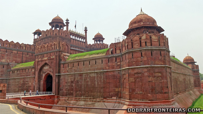 Colossal entrada nas muralhas do Forte Vermelho