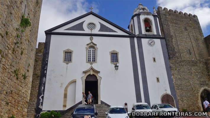 Fachada da igreja de Santiago em Óbidos, onde funciona uma livraria