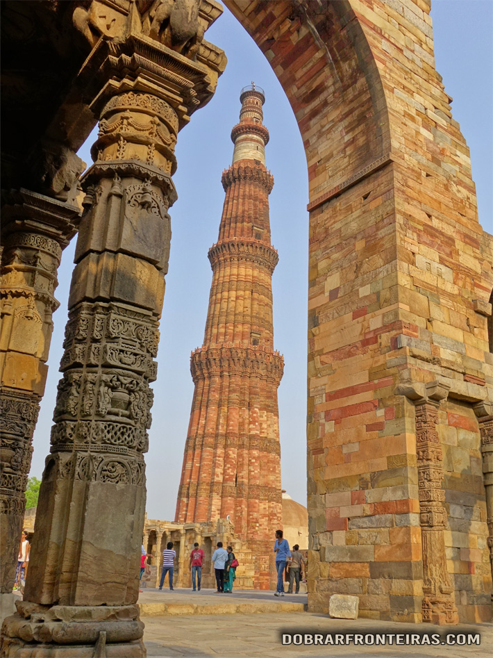 O impressionante minarete de Qutub