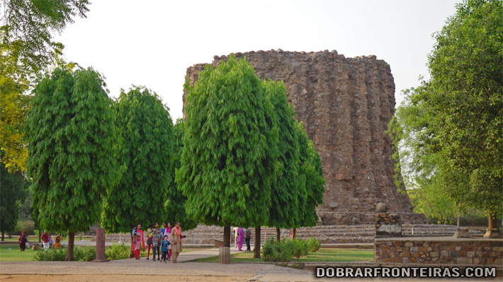Minarete de Alai, junto ao minarete de Qutub, Deli