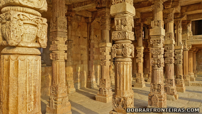 Pilares das ruínas das mesquitas do complexo de Qutub