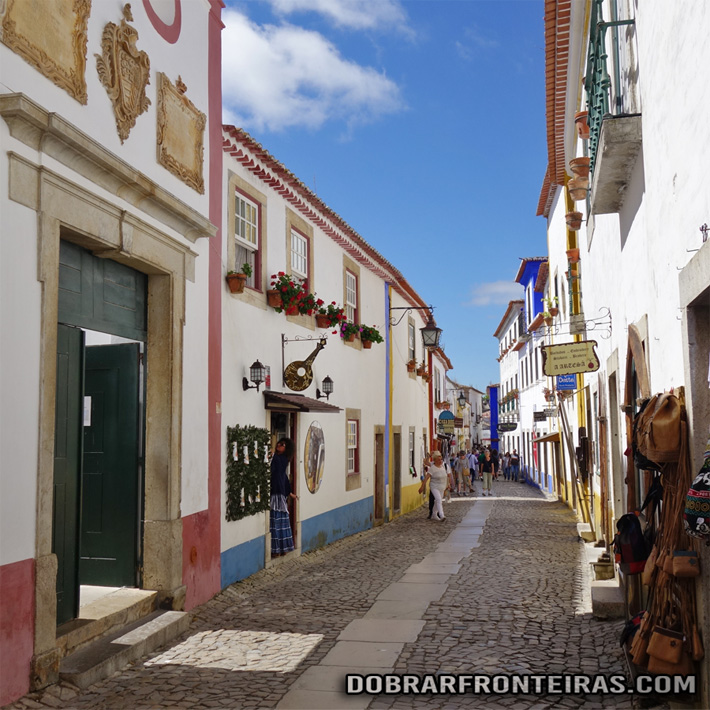 Pitoresca rua da vila de Óbidos, Portugal
