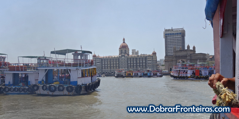 Taj Mahal Palace e o Portal da Índia à direita, vistos do barco para a ilha Elefanta