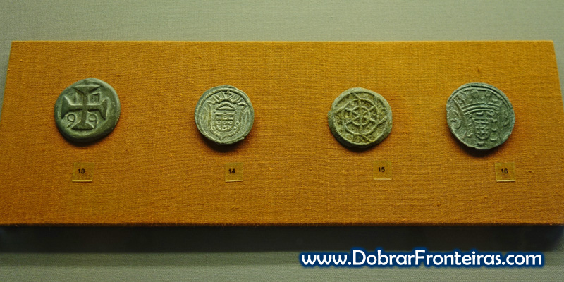 Moedas portuguesas no museu CSMVS em Bombaim