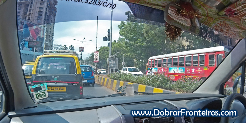 De táxi pelo trânsito caótico de Bombaim