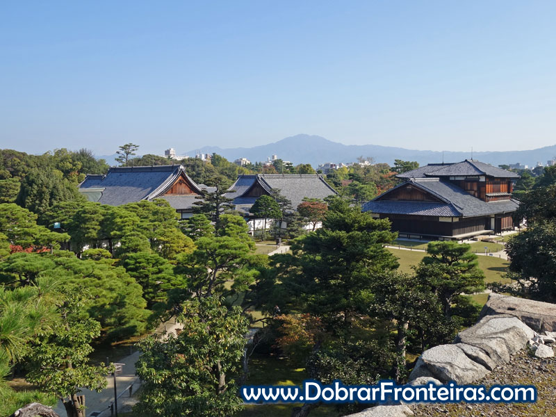 Vista do castelo Nijo-jo do topo da muralha