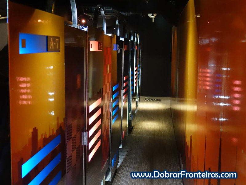 Corredor de acesso às cabinas do Manga Café