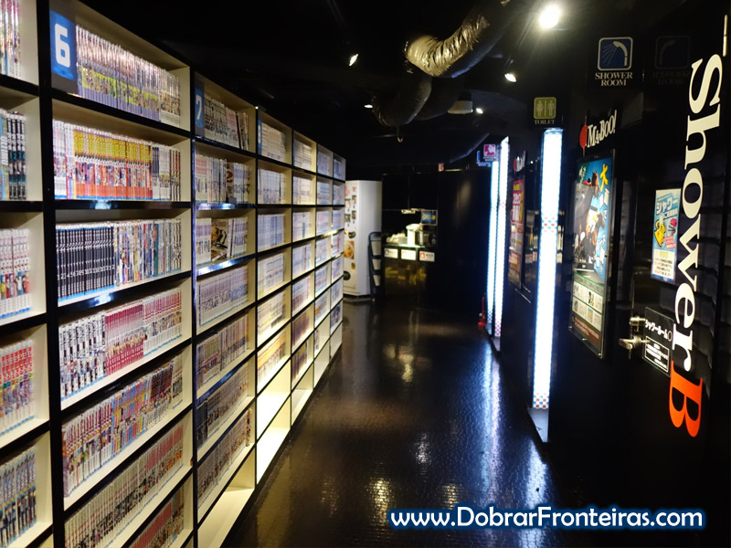 Muitos livros de manga e os duches