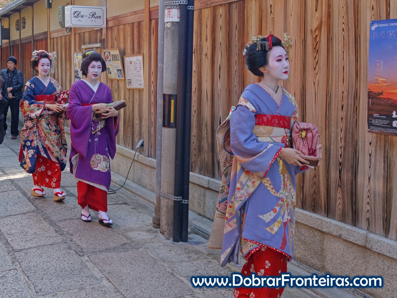 Três Gueixas nas ruas de Quioto, Japão