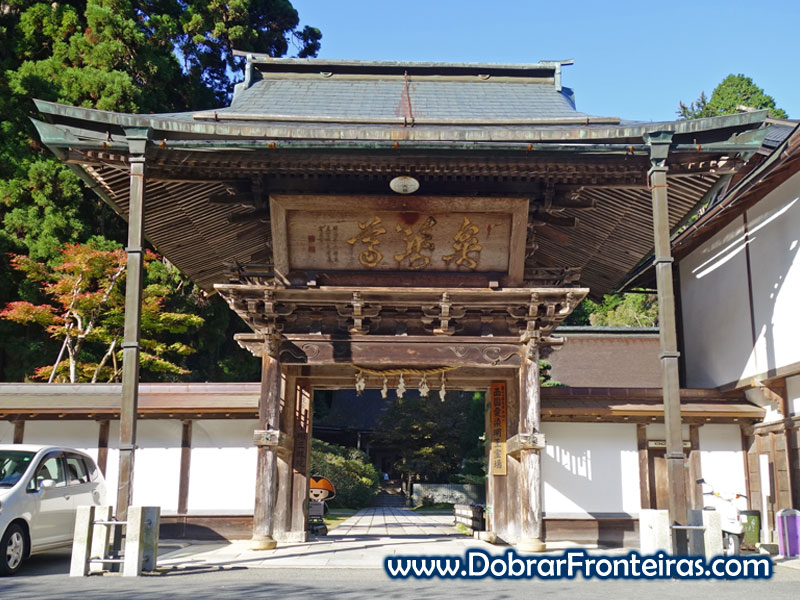 Entrada no templo Kongo Sanmaiin em Koyasan