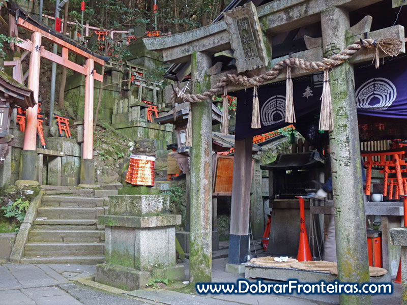 Um dos vários altares na colina de Inari, Quioto