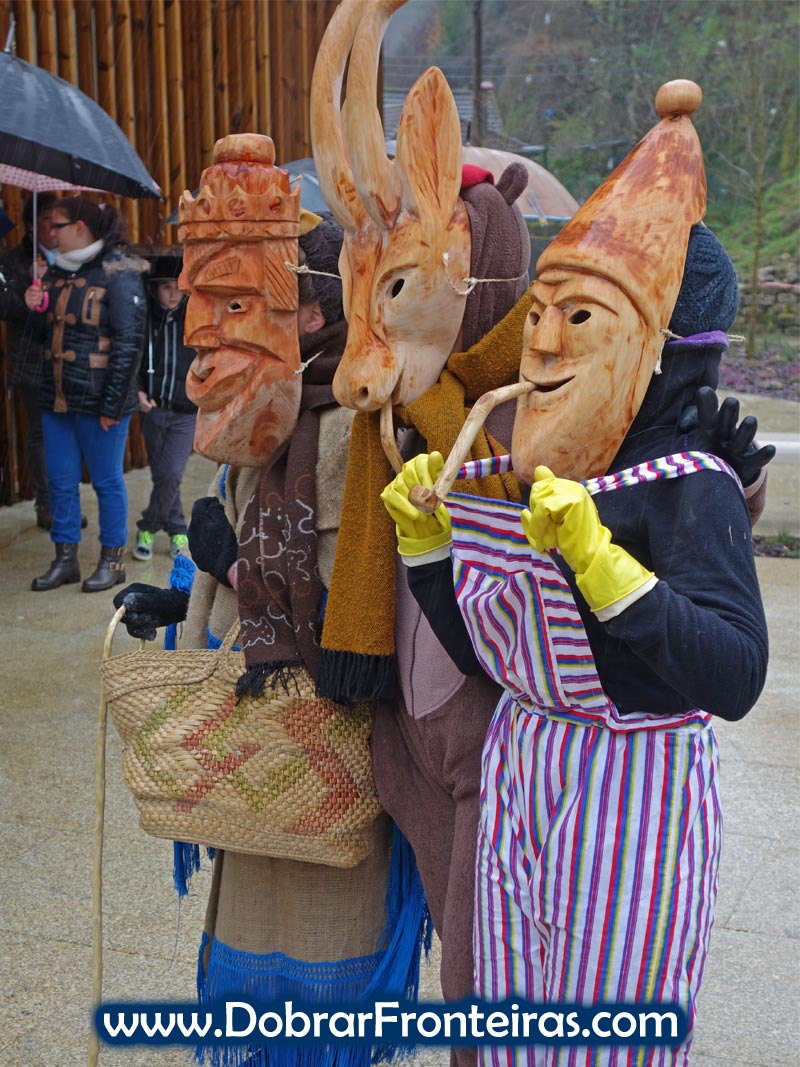 Três mascarados no entrudo de Lazarim