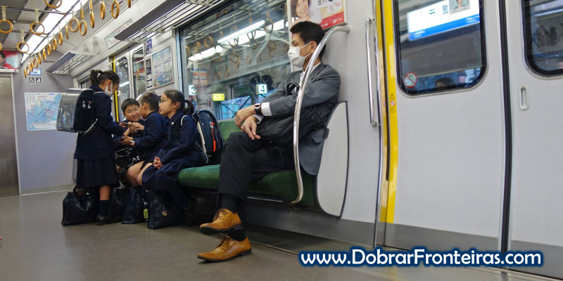 Crianças no comboio de regresso a casa em Osaka