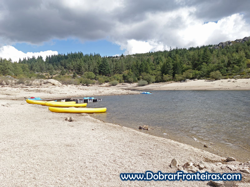 Caiaques na praia fluvial do Vale do Rossim, Serra da Estrela