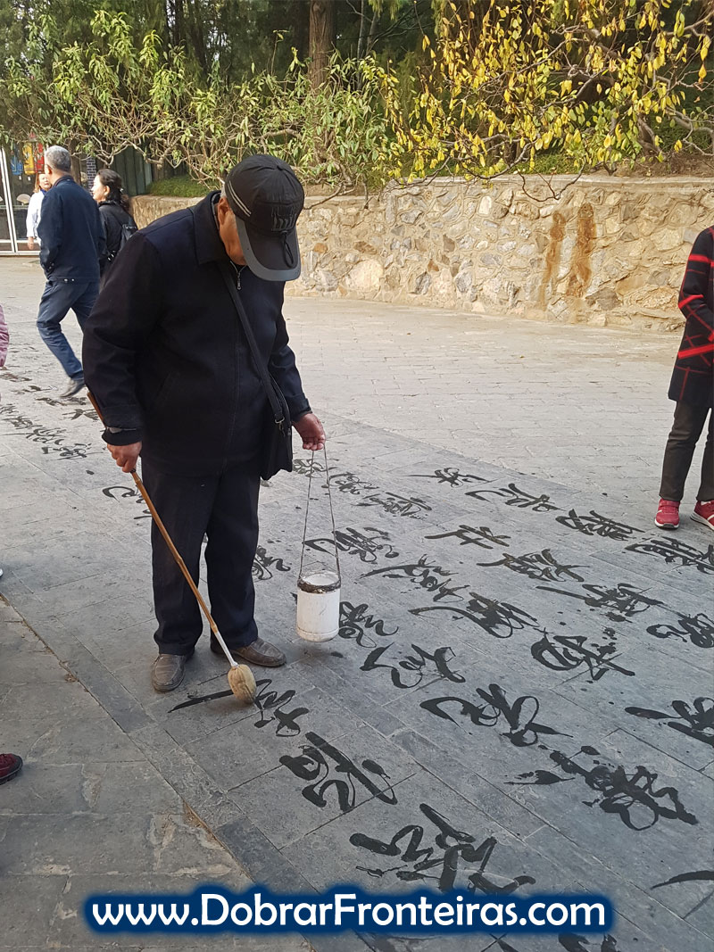 Caracteres chineses escritos com água no chão