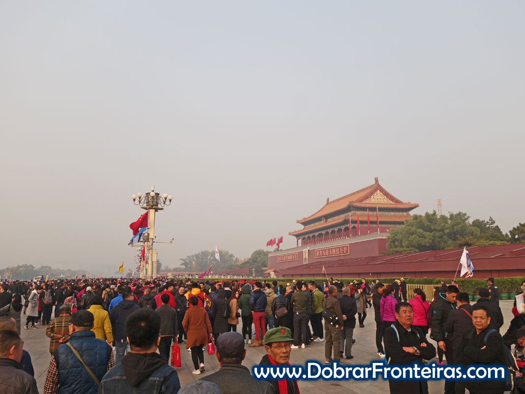 Pessoas na porta da Paz Celestial, Cidade Proíbida
