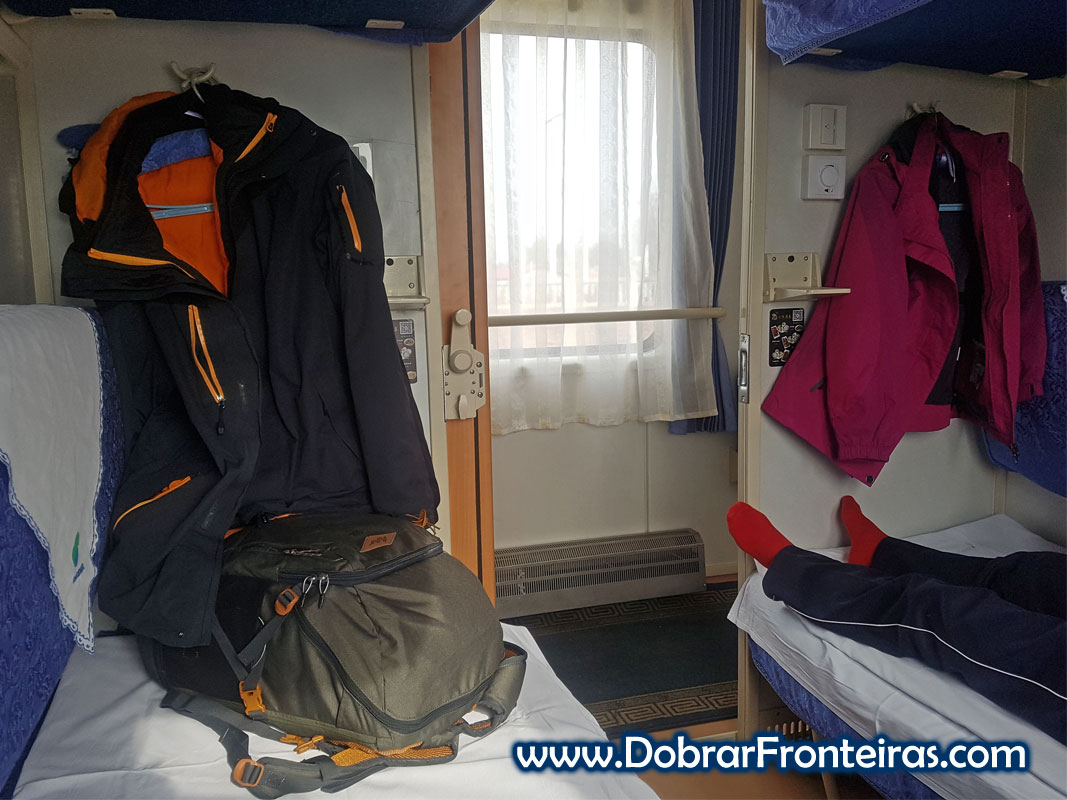 Interior de um compartimento com 4 beliches num comboio na China