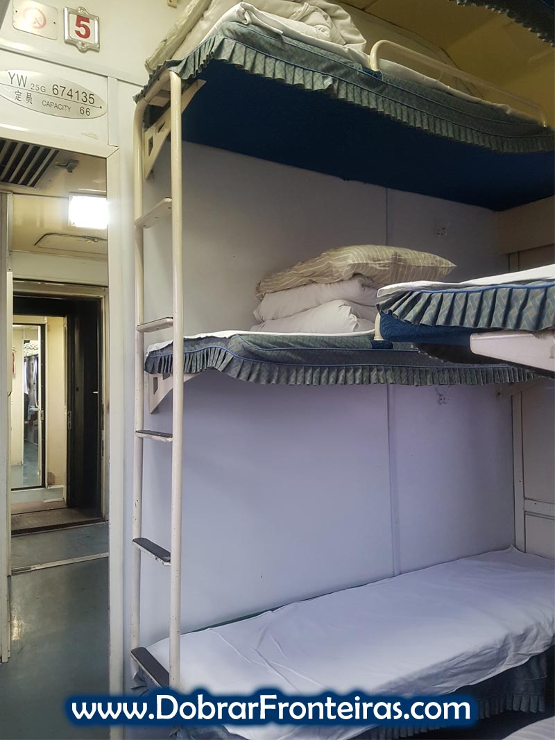 Interior de uma carruagem com beliches num comboio na China