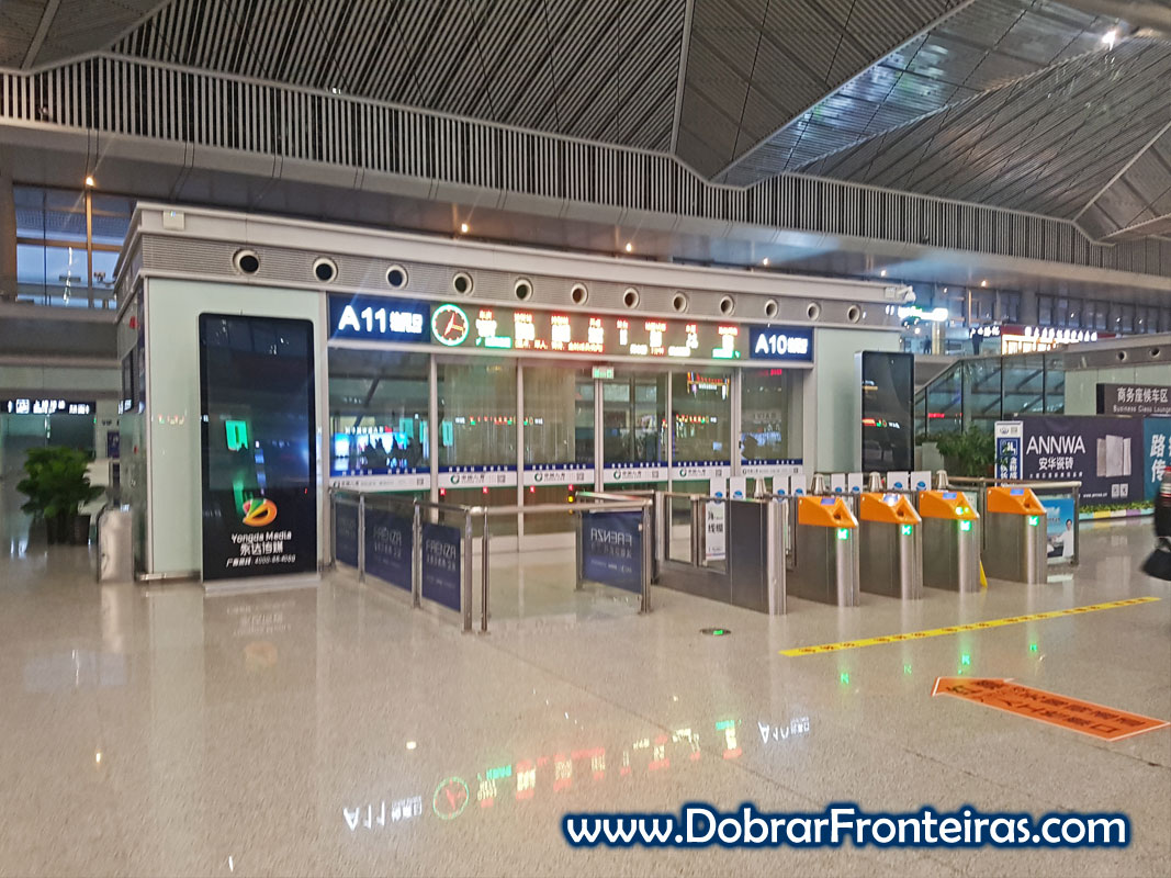 Sala de espera na estação de comboios de alta velocidade em Xi'an, China
