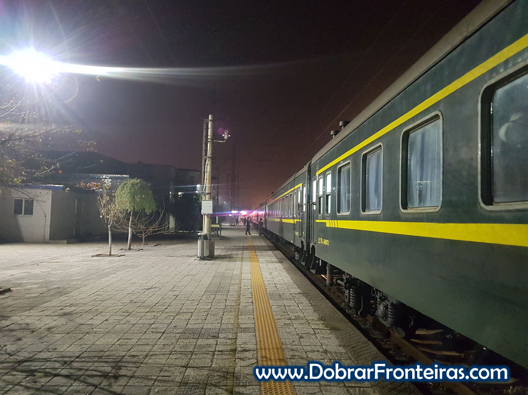 Comboio na estação de Pingyao na China à noite