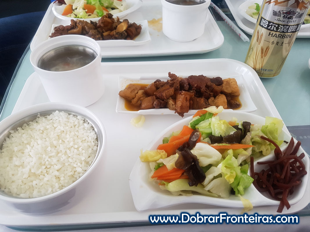 Comida chinesa em carruagem restaurante na China