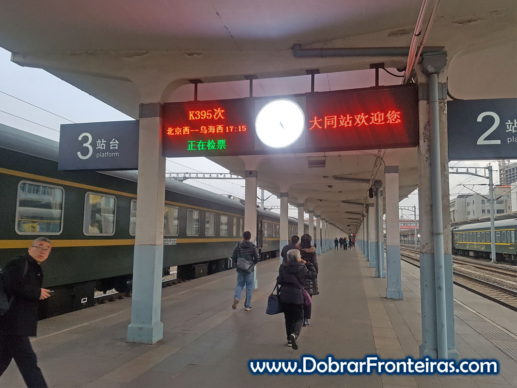 Plataforma de embarque em estação de comboio na China