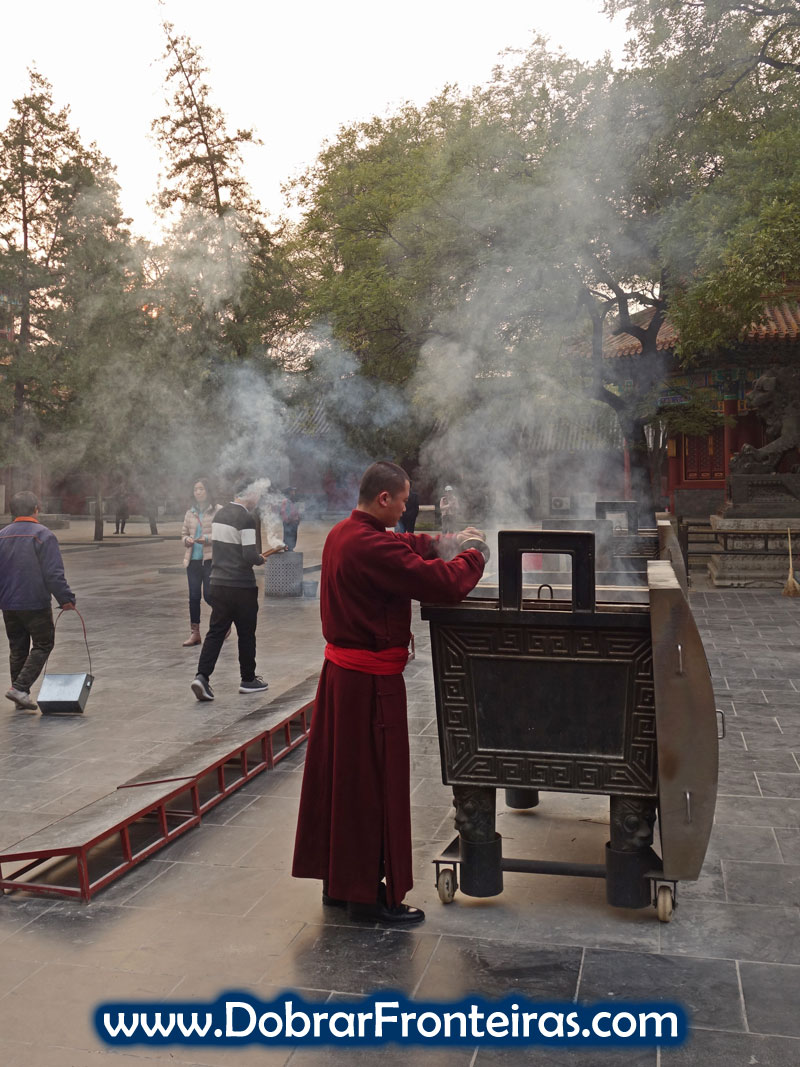 Monge queimando incenso no templo Lama