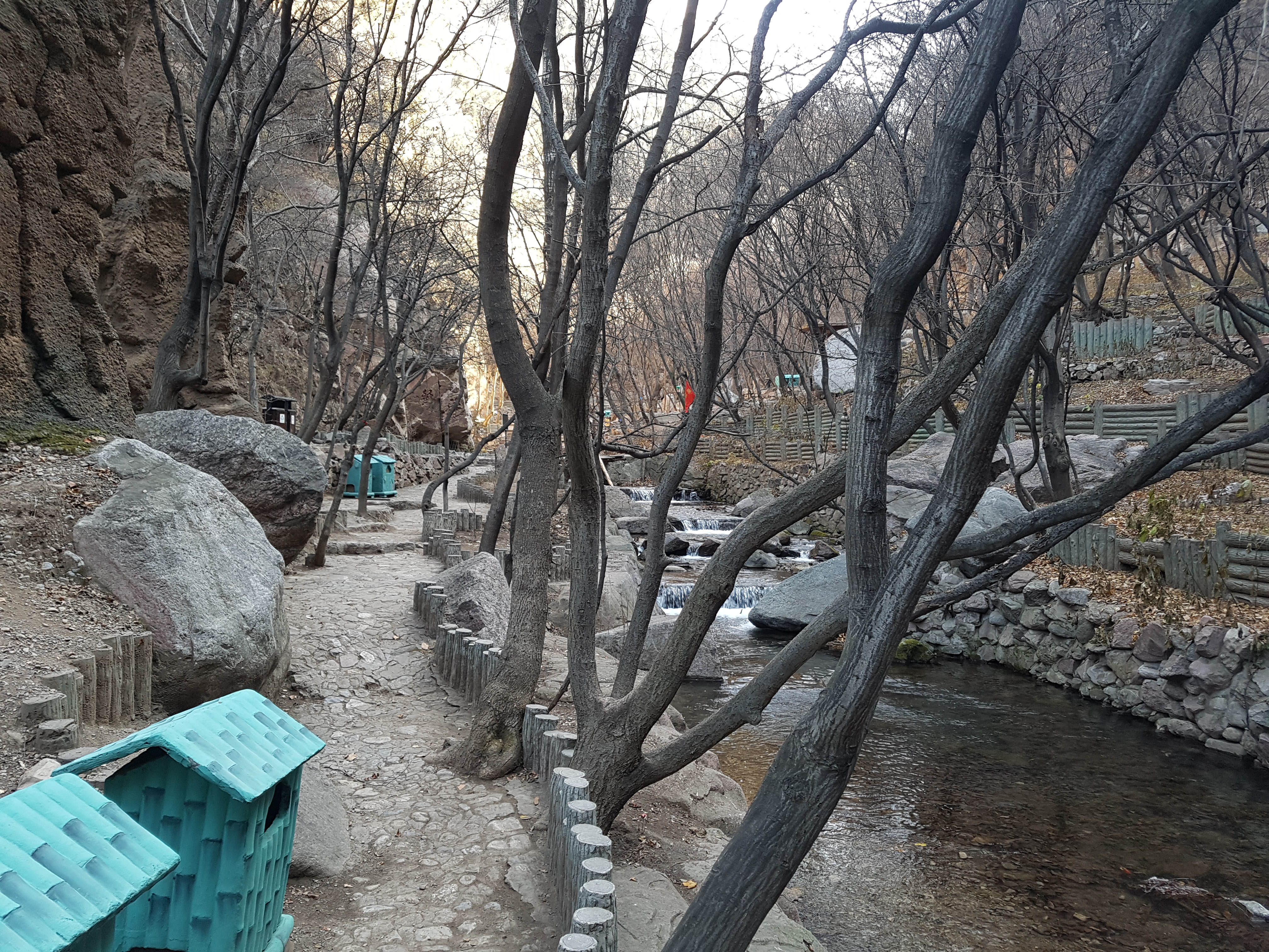 Ribeiro  no inverno no vale de Shuitao, Mianshan, China