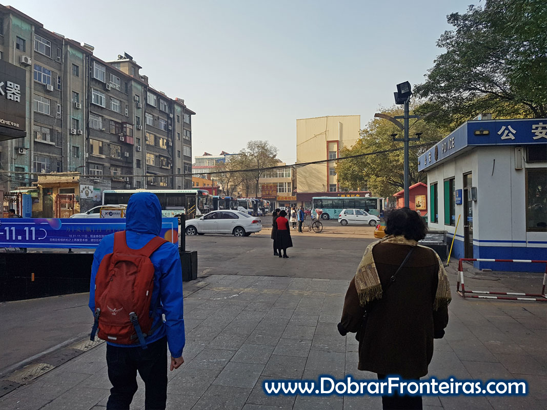 Pessoas a caminho da paragem de autocarros de Jiexiu China