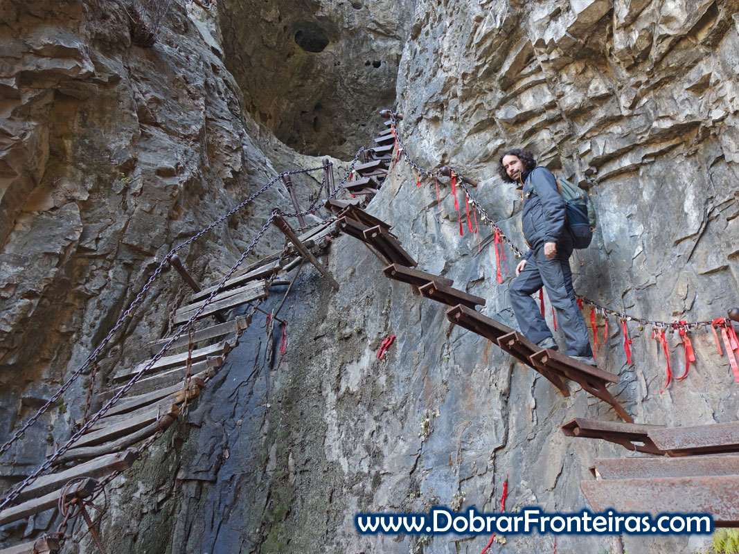 Escadaria de ferro suspensa na rocha no vale de Qixian e Mianshan China