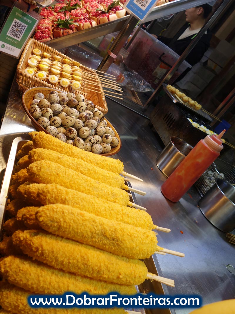 Banana frita e espetadas de ovos de coderniz no bairro muçulmano de Xi'an, China