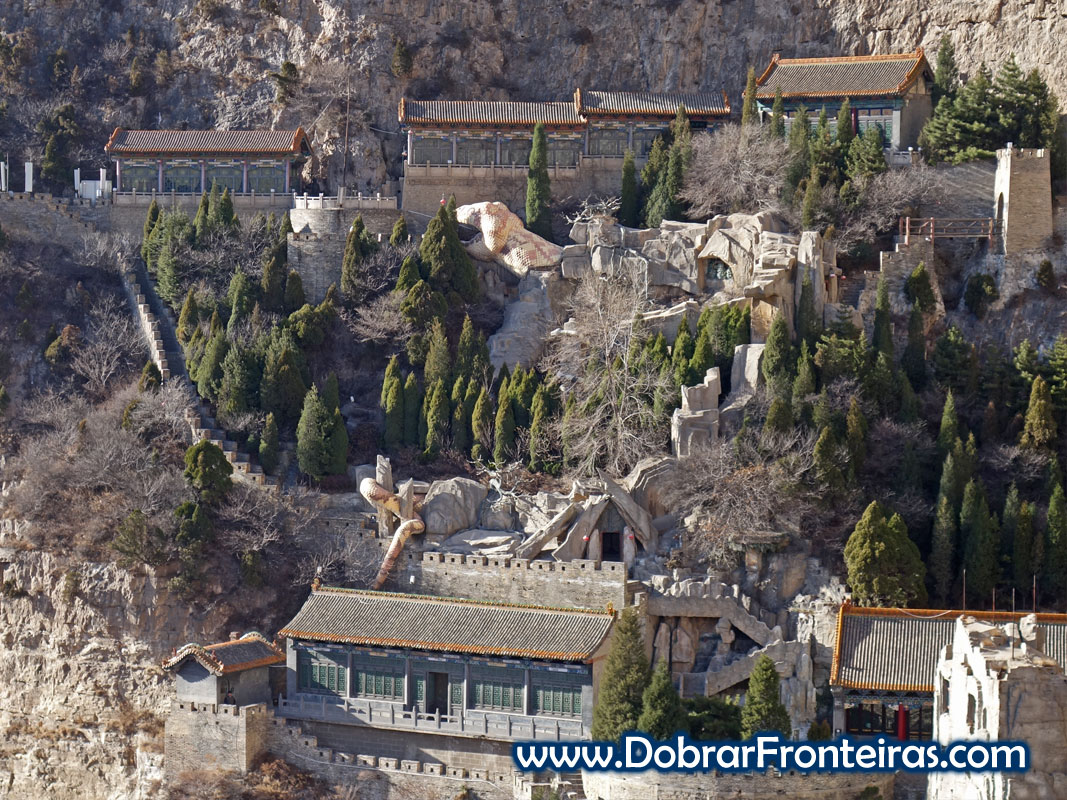 Escultura de cobra gigante na montanha de Mianshan, China