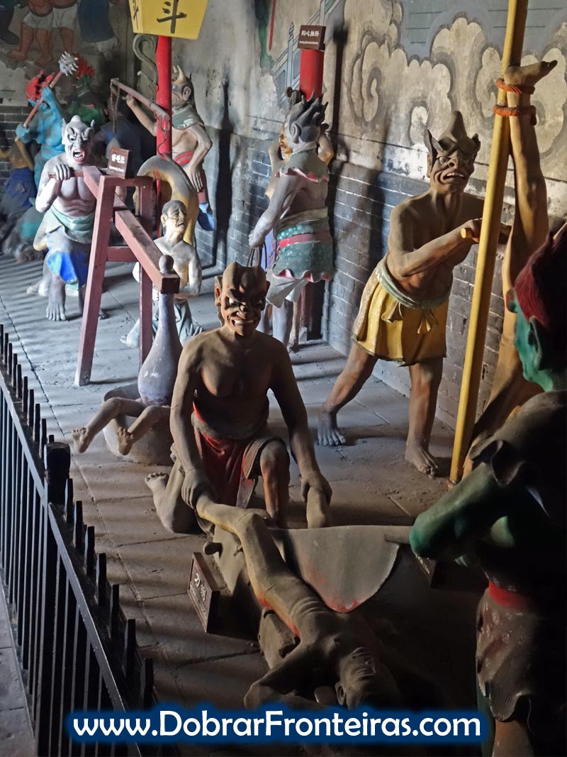 Figuras de demónios a torturar e cortar humanos no templo do Deus da Cidade em Pingayo, China